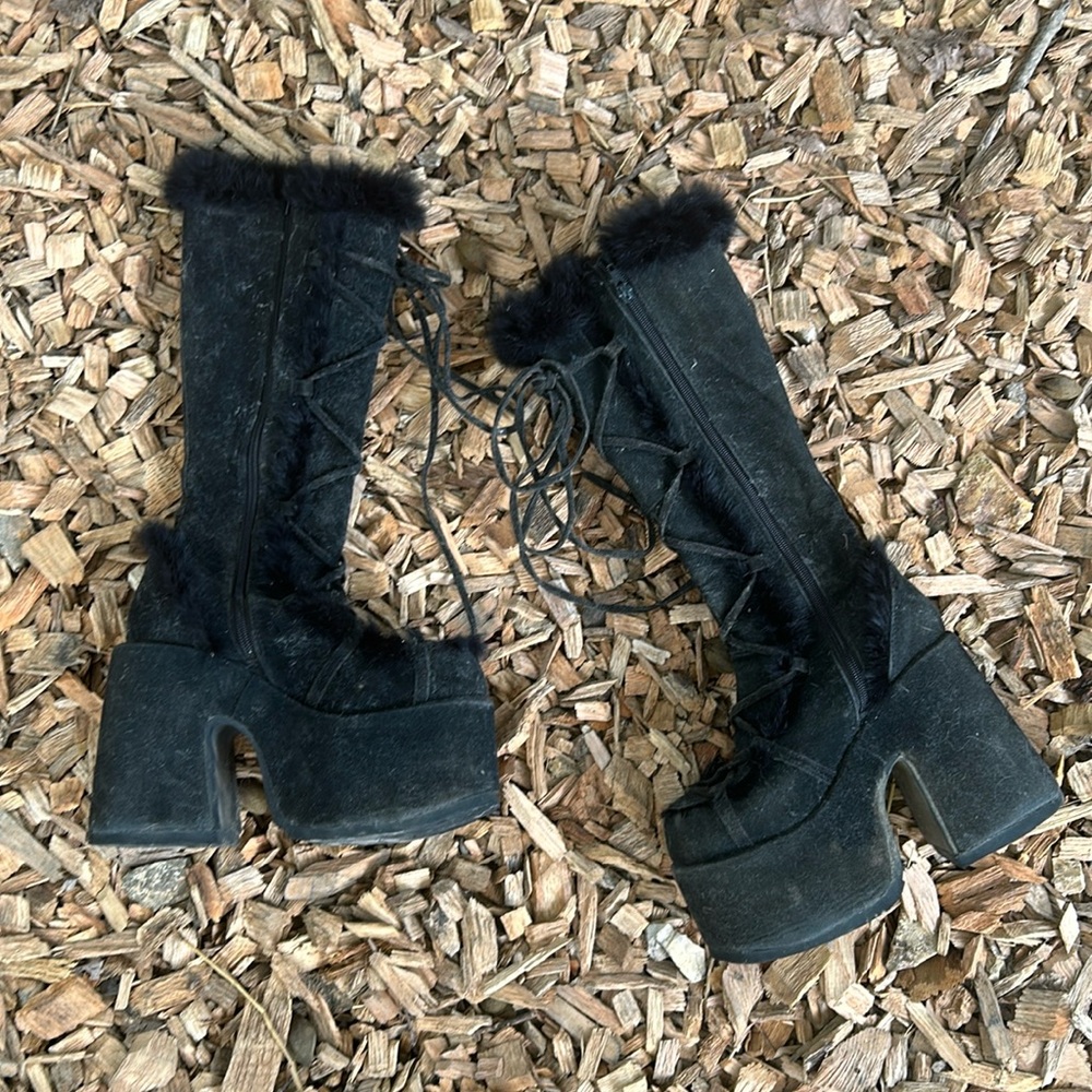 Black Demonia Camel